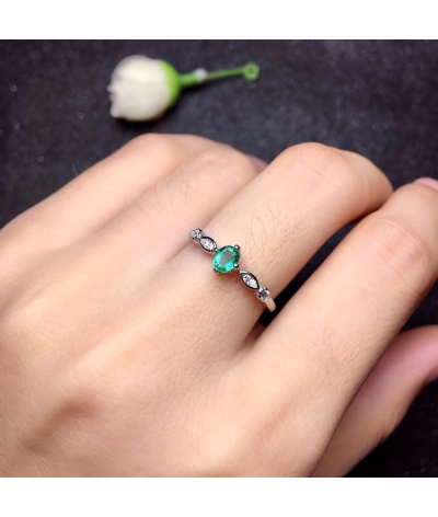 La sortija Modelo CALI es un anillo de esmeralda con diamantes