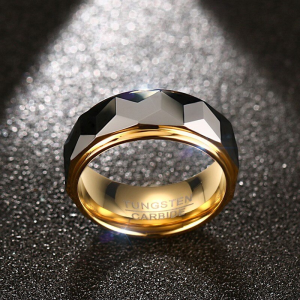 Argolla para hombre geométrica de corte facetado en tungsteno