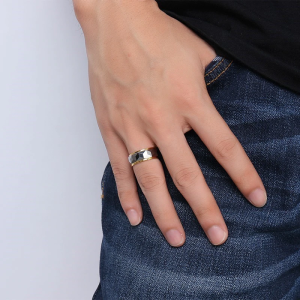 Argolla para hombre geométrica de corte facetado en tungsteno