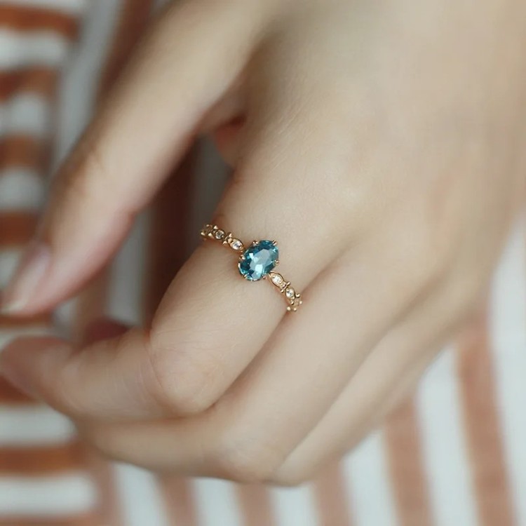 Anillo de compromiso tiara topacio en plata con baño de oro