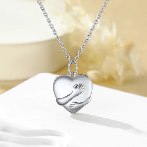 Collar relicario manos en plata