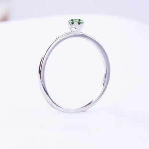 Anillo de compromiso en plata clasico solitario con esmeralda