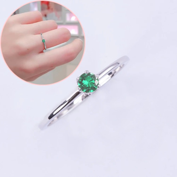 Anillo de compromiso en plata clásico solitario con esmeralda Anillo de compromiso en plata clásico solitario con esmeralda