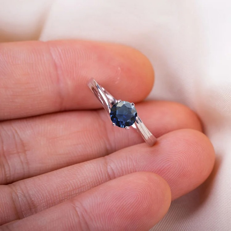 Anillo de compromiso en plata asimétrico con zafiro