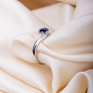 Anillo de compromiso en plata asimétrico con zafiro