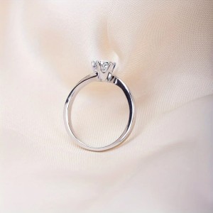 Anillo de compromiso en plata asimétrico con moissanita