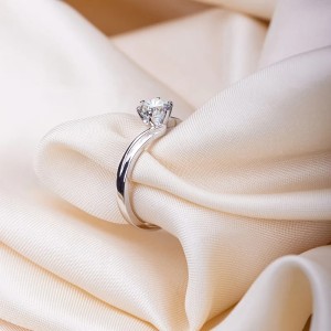 Anillo de compromiso en plata asimétrico con moissanita