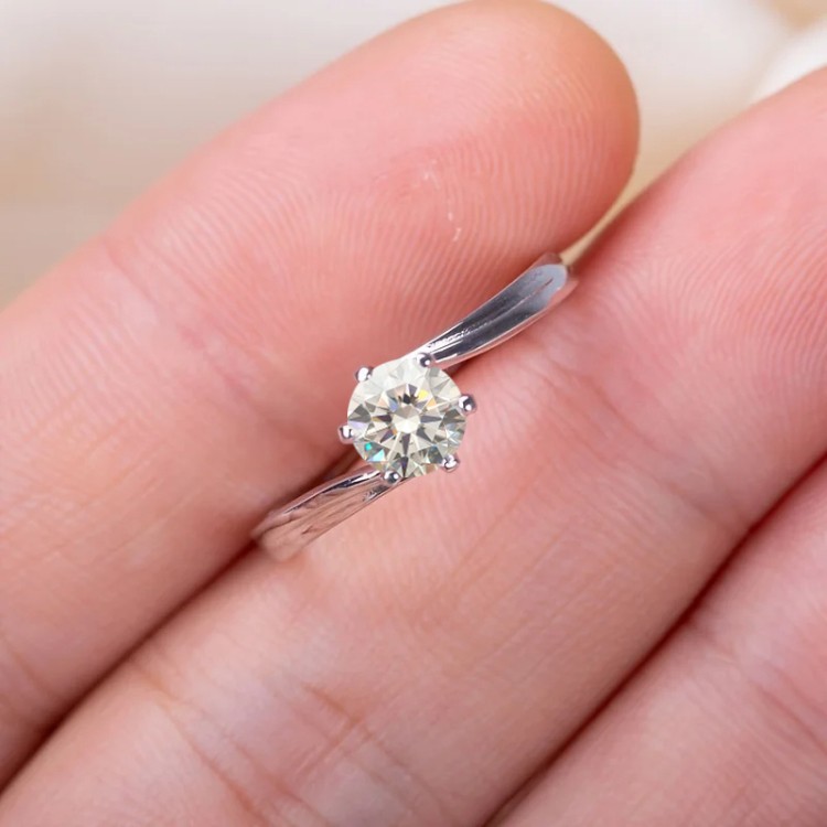 Anillo de compromiso en plata asimétrico con moissanita Anillo de compromiso en plata asimétrico con moissanita