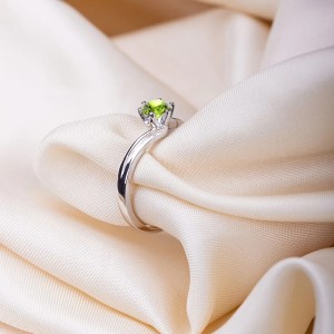 Anillo de compromiso en plata asimétrico con peridoto