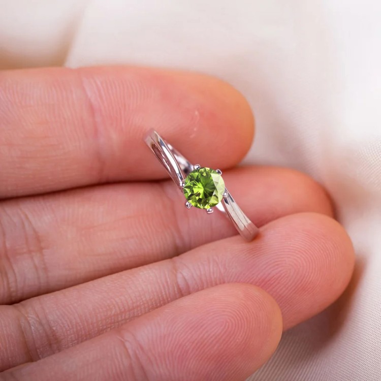 Anillo de compromiso en plata asimétrico con peridoto