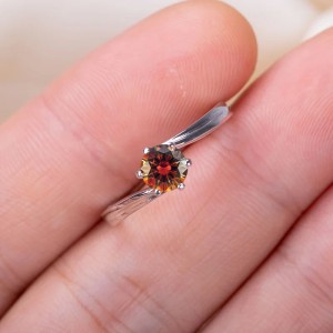 Anillo de compromiso en plata asimétrico con granate
