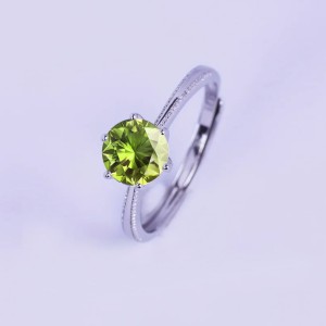 Anillo de compromiso en plata detalle de borde efecto perlado con peridoto