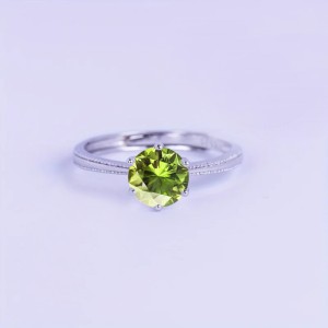 Anillo de compromiso en plata detalle de borde efecto perlado con peridoto