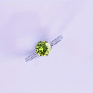 Anillo de compromiso en plata detalle de borde efecto perlado con peridoto
