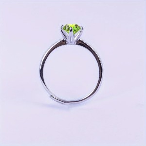 Anillo de compromiso en plata detalle de borde efecto perlado con peridoto