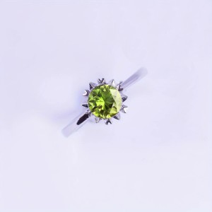 Anillo de compromiso en plata copo de corazones con peridoto
