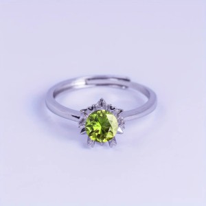 Anillo de compromiso en plata copo de corazones con peridoto
