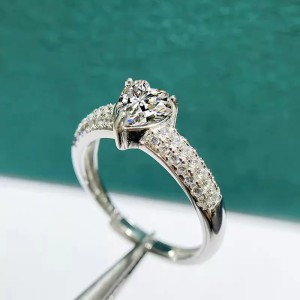 Anillo de compromiso en plata amor eterno con moissanita