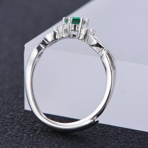 Anillo de compromiso en plata clasico infinito con esmeralda