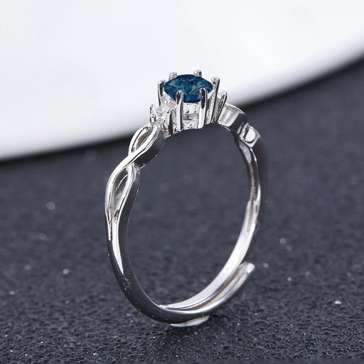 Anillo de compromiso en plata clásico infinito con zafiro