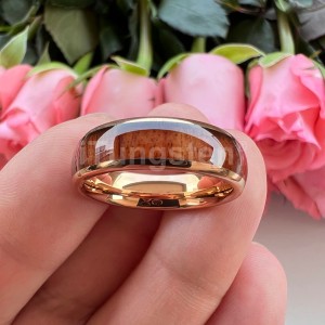 Argollas de matrimonio en tungsteno con franja de madera y acabado brillante con resina