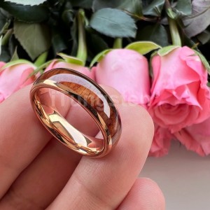 Argollas de matrimonio en tungsteno con franja de madera y acabado brillante con resina
