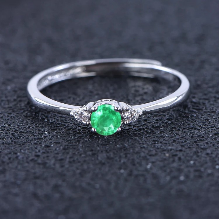 Anillo de compromiso en plata clásico con esmeralda promesa eterna