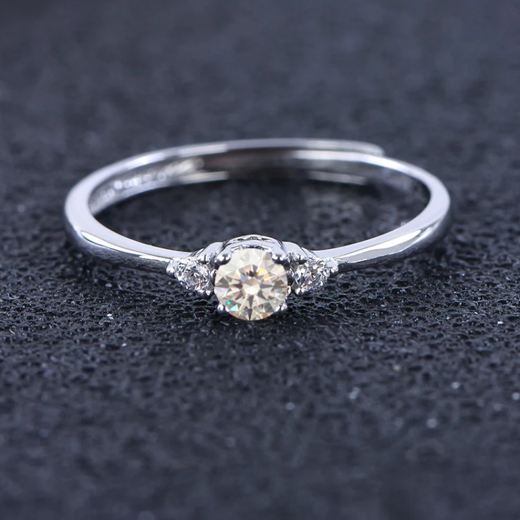 Anillo de compromiso en plata con moissanita - anillo para boda en plata Anillo de compromiso en plata con moissanita - anillo para boda en plata