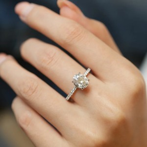 Anillo de compromiso halo eterno de moissanita y baño de oro 18k