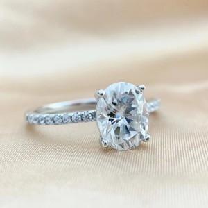 Anillo de compromiso halo eterno de moissanita y baño de oro 18k