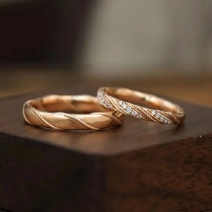 Argollas de matrimonio en oro puro de 9k con acabado satinado tejido