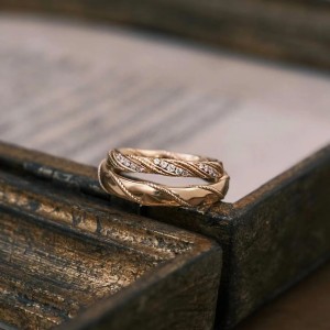 Argollas de matrimonio en oro puro de 9k con acabado satinado tejido