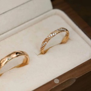 Argollas de matrimonio en oro puro de 9k con acabado satinado tejido