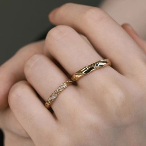 Argollas de matrimonio en oro puro de 9k con acabado satinado tejido