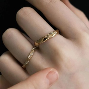 Argollas de matrimonio en oro puro de 9k con acabado satinado tejido