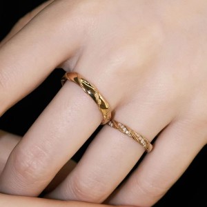 Argollas de matrimonio en oro puro de 9k con acabado satinado tejido
