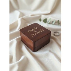 Estuche de madera cuadrado para argolla con grabado personalizado