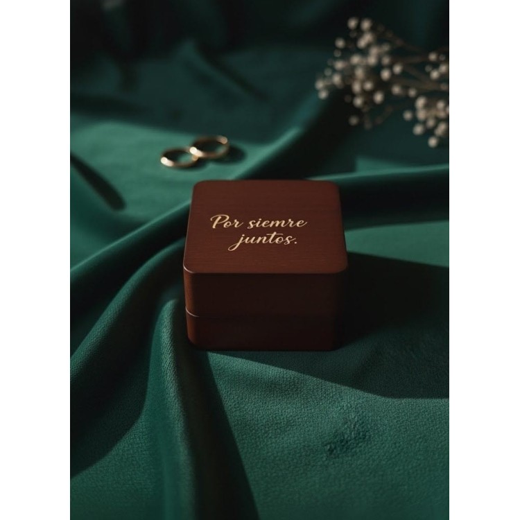 Estuche de madera cuadrado para argolla con grabado personalizado