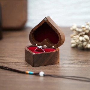 Estuche de madera para anillo de compromiso corazón con grabado personalizado