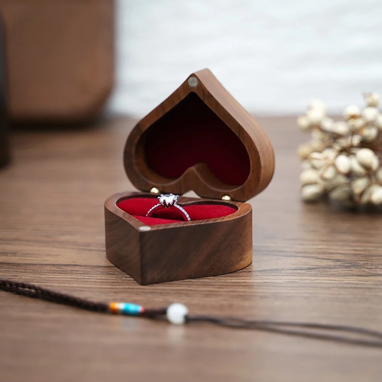 Estuche de madera para anillo de compromiso corazón con grabado personalizado