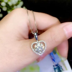 Collar de corazón destello eterno con moissanita en plata
