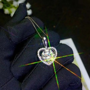 Collar de corazón destello eterno con moissanita en plata