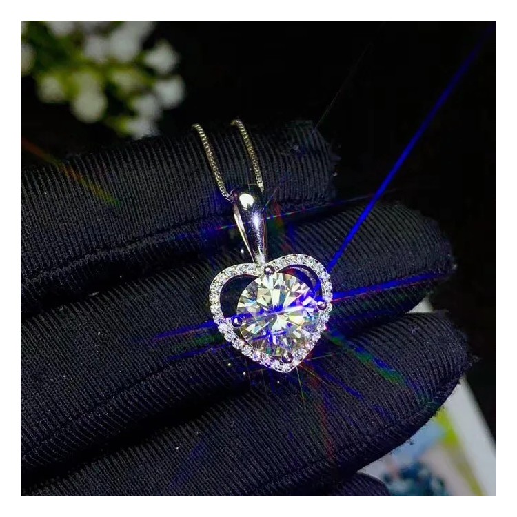 Collar de corazón destello eterno con moissanita en plata