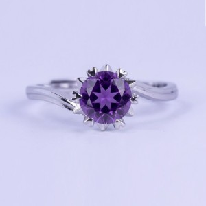 Anillo de compromiso en plata copo de corazones con amatista