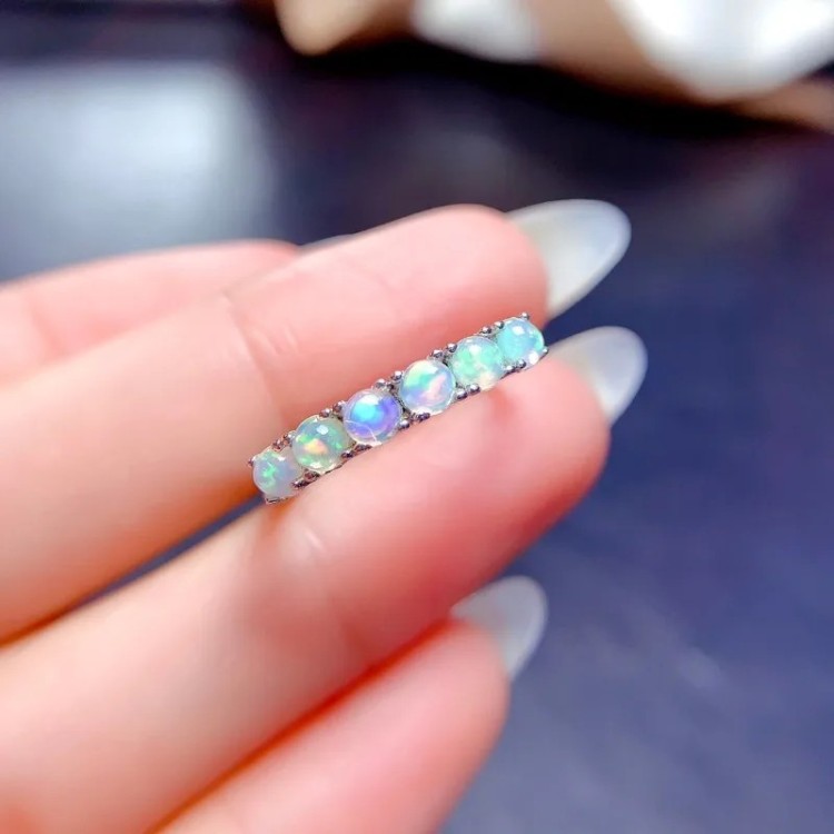 Anillo de compromiso constelación de ópalo en plata