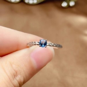 Anillo de compromiso en plata trenzado zafiro vintage
