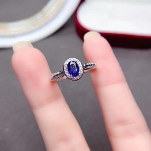 Anillo de compromiso en plata halo zafiro imperial