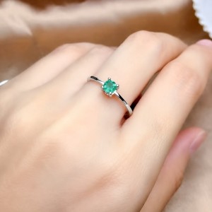 Anillo de compromiso clásico con esmeralda