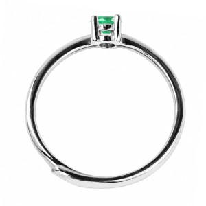 Anillo de compromiso clásico con esmeralda